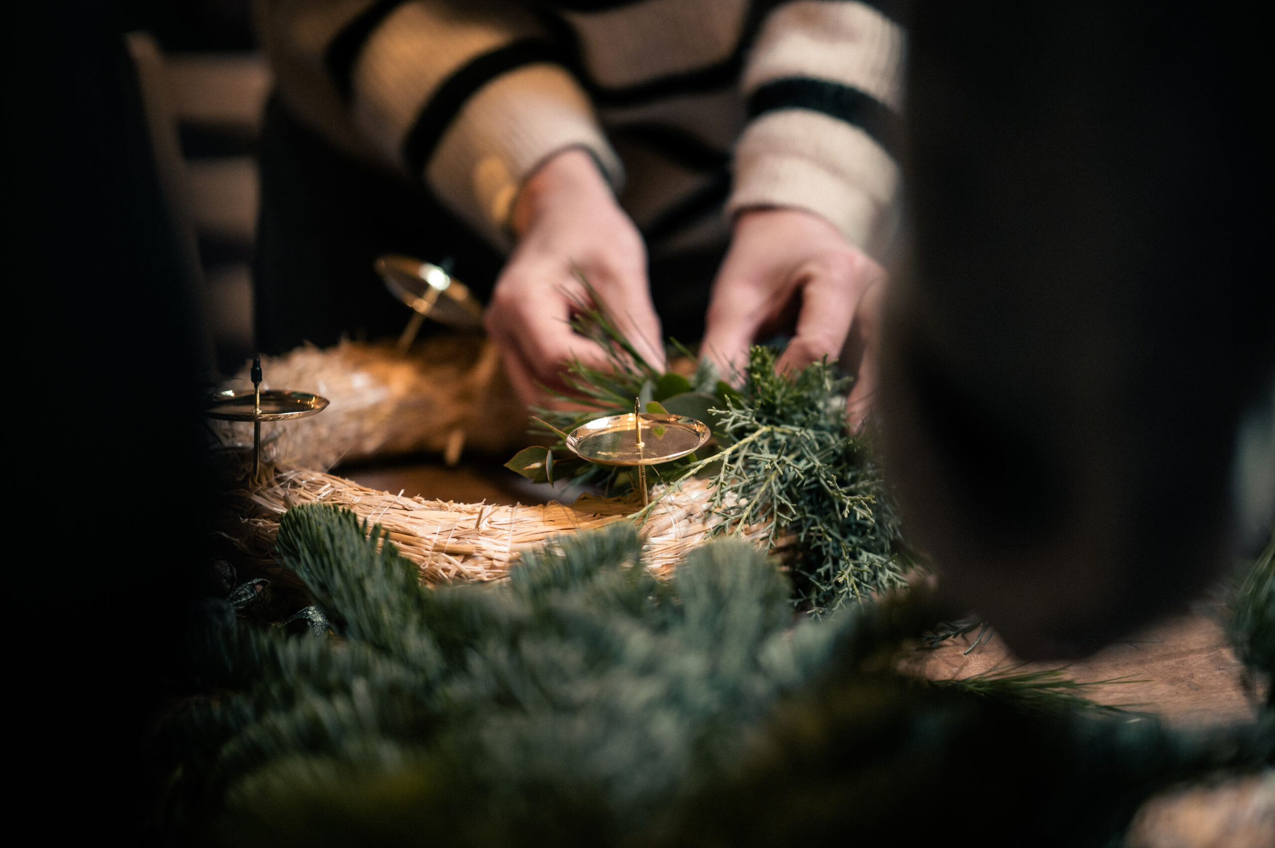 Adventskranz mit frischer Tanne, Eukalyptus und Co.
